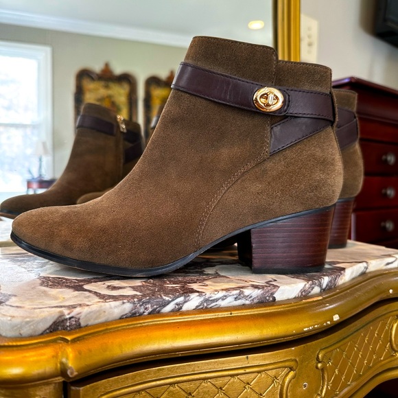 Coach- olive green/brown sueded booties with brown leather strapping - Picture 8 of 11